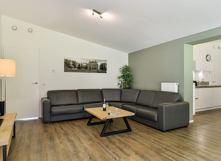 Moderne zithoek met open haard in Amerongse Berg vakantiehuis in Overberg, Utrechtse Heuvelrug, Utrecht.