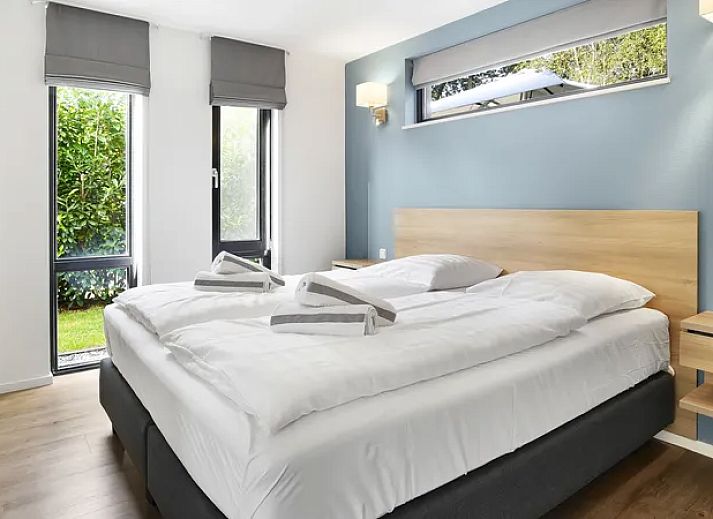 Gezellige woonkamer met uitzicht op de natuur in de Amerongse Berg 4-persoons accommodatie, Utrechtse Heuvelrug.