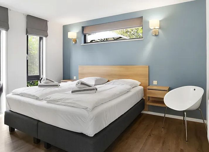 Gezellige woonkamer met uitzicht op de natuur in de Amerongse Berg 4-persoons accommodatie, Utrechtse Heuvelrug.