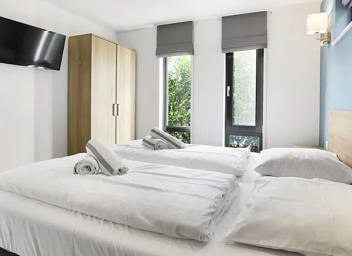 Gezellige woonkamer met uitzicht op de natuur in de Amerongse Berg 4-persoons accommodatie, Utrechtse Heuvelrug.