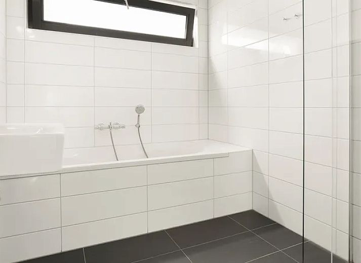 Gezellige woonkamer met uitzicht op de natuur in de Amerongse Berg 4-persoons accommodatie, Utrechtse Heuvelrug.