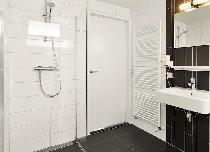 Gezellige woonkamer met uitzicht op de natuur in de Amerongse Berg 4-persoons accommodatie, Utrechtse Heuvelrug.
