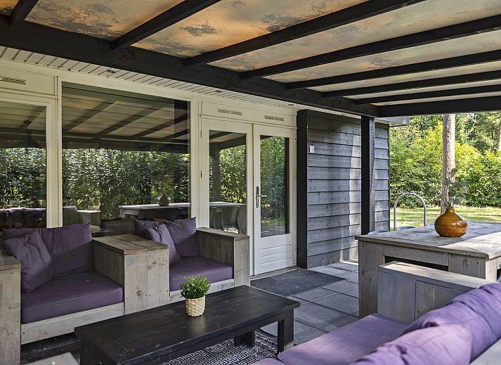 Veranda des Bungalows Schoonoord in Doorn, Utrechtse Heuvelrug, umgeben von Natur und Ruhe, ideal fuer einen erholsamen Urlaub.
