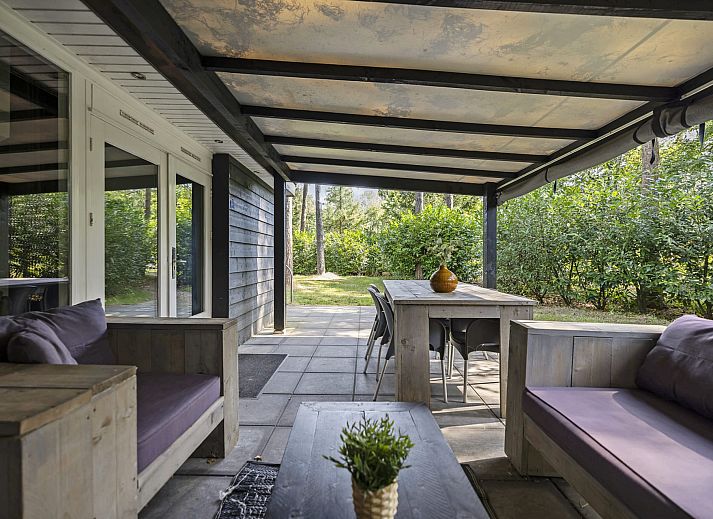 Veranda des Bungalows Schoonoord in Doorn, Utrechtse Heuvelrug, umgeben von Natur und Ruhe, ideal fuer einen erholsamen Urlaub.
