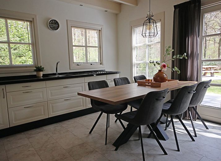 Vakantiewoning Molenbosch in Doorn, Utrechtse Heuvelrug, omringd door bosrijke natuur met een gezellig terras en picknicktafel.