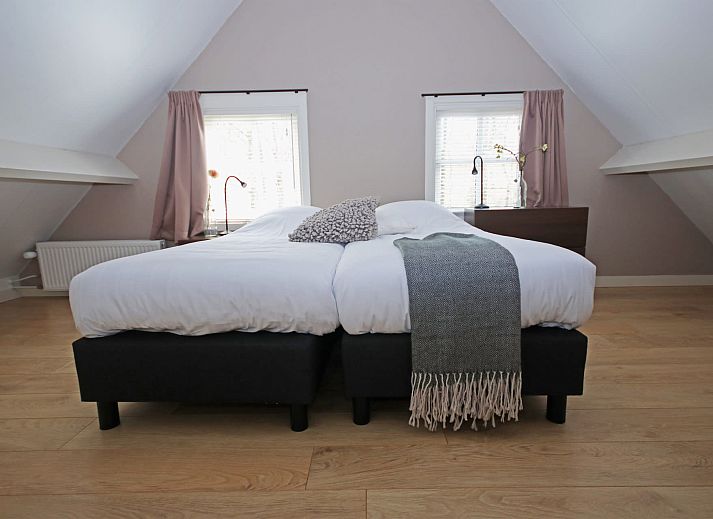 Vakantiewoning Molenbosch in Doorn, Utrechtse Heuvelrug, omringd door bosrijke natuur met een gezellig terras en picknicktafel.