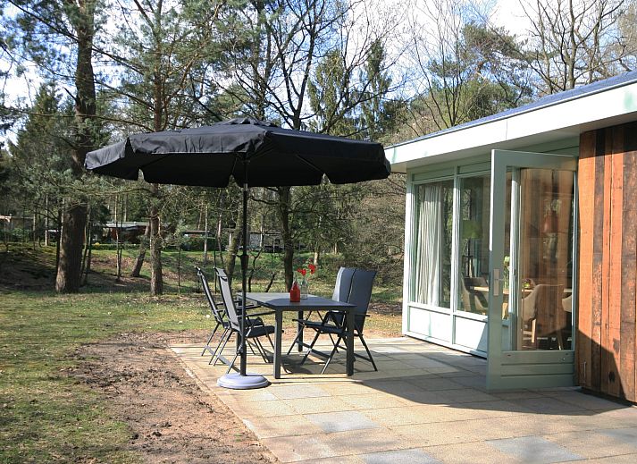 Aangepaste bungalow Sterkenburg, een vakantiehuis in Doorn, Utrechtse Heuvelrug, met terras in bosrijke omgeving.