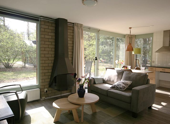 Aangepaste bungalow Sterkenburg, een vakantiehuis in Doorn, Utrechtse Heuvelrug, met terras in bosrijke omgeving.