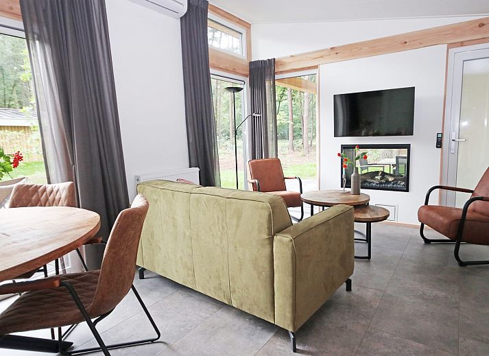 Geniet van de rust op het terras van Bungalow Molenstein in Doorn, Utrechtse Heuvelrug, omringd door de natuur.