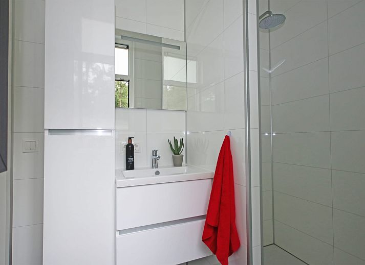 Geniet van de rust op het terras van Bungalow Molenstein, een vakantiehuis in Doorn, Utrechtse Heuvelrug, omgeven door groene natuur.