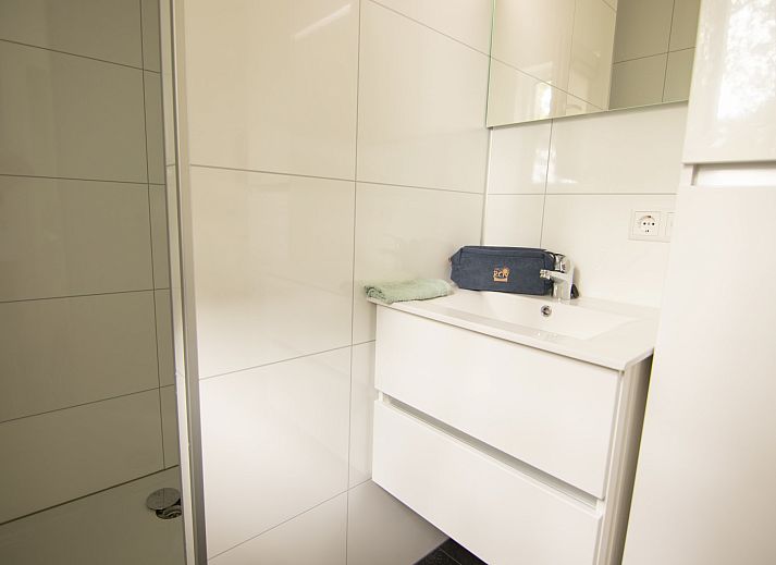 Gemuetliches Wohnzimmer des Bungalows Zuylestein in Doorn mit komfortablen Moebeln und Blick auf die Natur.