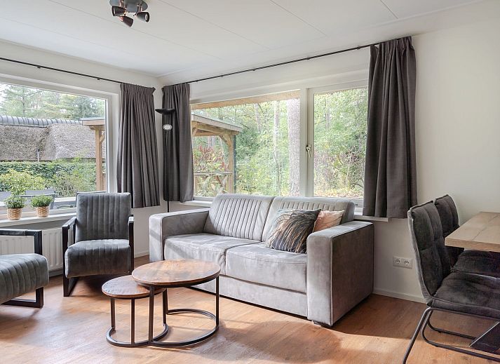 Terrasse des Bungalows Ruiterberg in Doorn mit Gartenmoebeln, gelegen auf dem Utrechtse Heuvelrug.