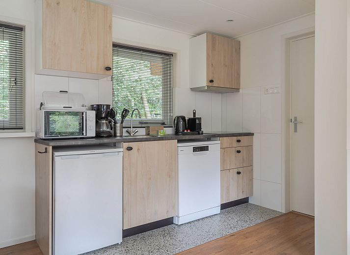 Terrasse des Bungalows Ruiterberg in Doorn mit Gartenmoebeln, gelegen auf dem Utrechtse Heuvelrug.