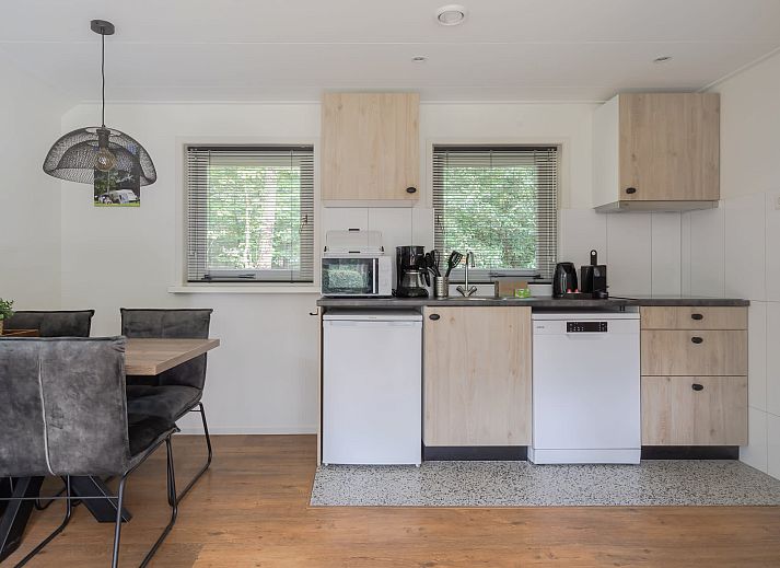 Terrasse des Bungalows Ruiterberg in Doorn mit Gartenmoebeln, gelegen auf dem Utrechtse Heuvelrug.