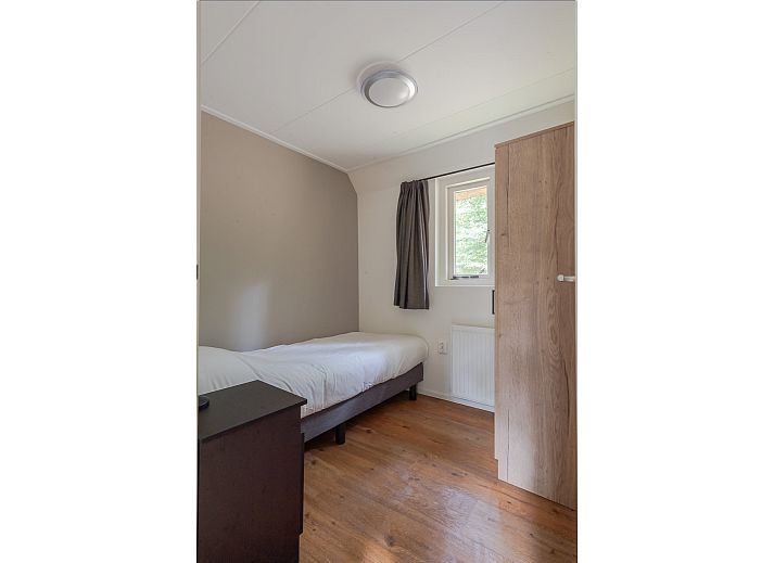 Sonnige Terrasse des Bungalows Ruiterberg in Doorn mit Liegestuehlen auf dem Utrechter Bergruecken.