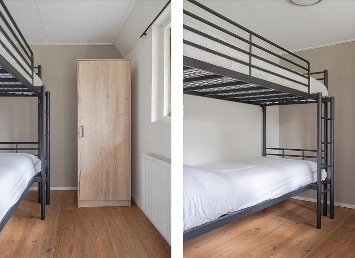 Sonnige Terrasse des Bungalows Ruiterberg in Doorn mit Liegestuehlen auf dem Utrechter Bergruecken.