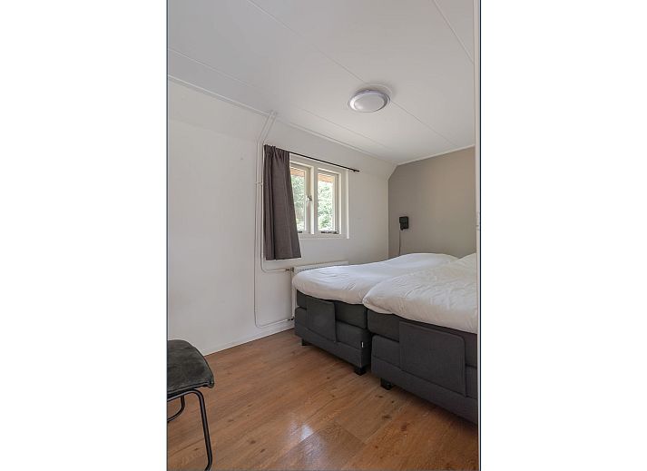 Sonnige Terrasse des Bungalows Ruiterberg in Doorn mit Liegestuehlen auf dem Utrechter Bergruecken.