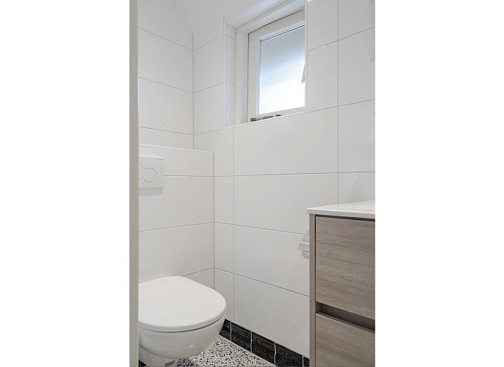 Sonnige Terrasse des Bungalows Ruiterberg in Doorn mit Liegestuehlen auf dem Utrechter Bergruecken.