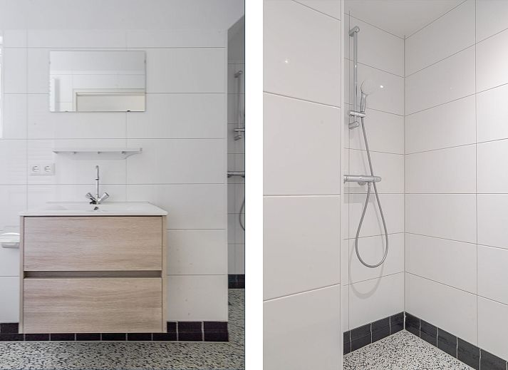 Sonnige Terrasse des Bungalows Ruiterberg in Doorn mit Liegestuehlen auf dem Utrechter Bergruecken.