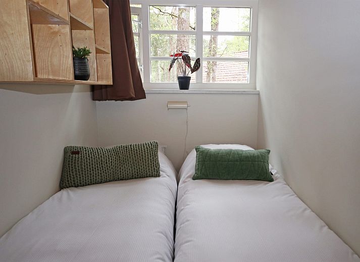 Gezellige zithoek in Bungalow Ficus, Doorn, Utrechtse Heuvelrug met uitzicht op de natuur.