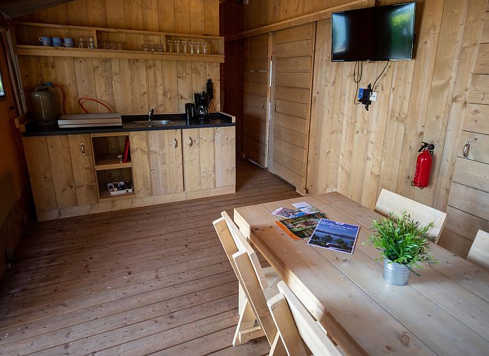 Cozy veranda of Safaritent Nieuweroord in Doorn, Utrechtse Heuvelrug, ideal for a relaxing glamping vacation with the family.