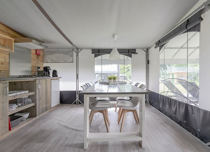 Tentvilla Veldzigt in Doorn, Utrechtse Heuvelrug, bietet eine geraeumige Glamping-Lodge in gruener Umgebung fuer Familien.