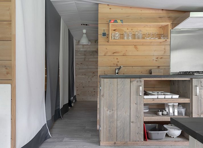 Tentvilla Veldzigt in Doorn, Utrechtse Heuvelrug, bietet eine geraeumige Glamping-Lodge in gruener Umgebung fuer Familien.