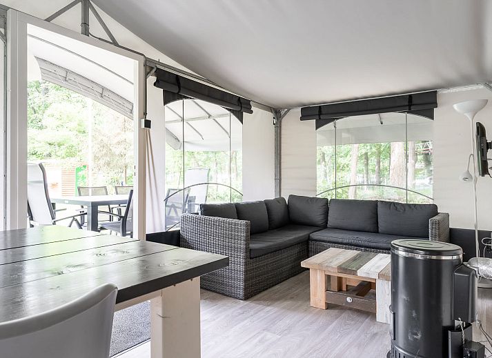 Tentvilla Veldzigt in Doorn, Utrechtse Heuvelrug, bietet eine geraeumige Glamping-Lodge in gruener Umgebung fuer Familien.