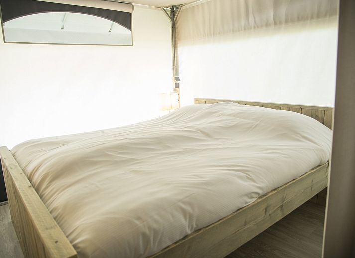 Innenbereich der Tentvilla Veldzigt, Doorn, mit moderner Kueche und Essbereich, ideal fuer einen komfortablen Urlaub.