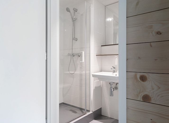 Innenbereich der Tentvilla Veldzigt, Doorn, mit moderner Kueche und Essbereich, ideal fuer einen komfortablen Urlaub.