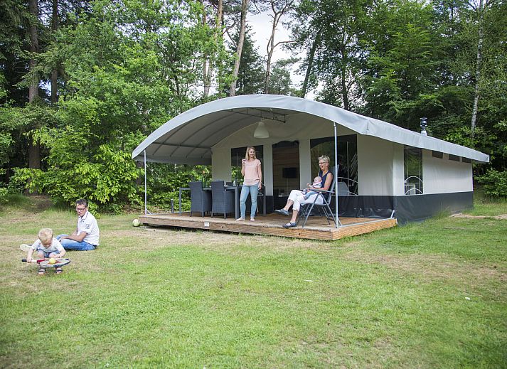 Innenbereich der Tentvilla Veldzigt, Doorn, mit moderner Kueche und Essbereich, ideal fuer einen komfortablen Urlaub.