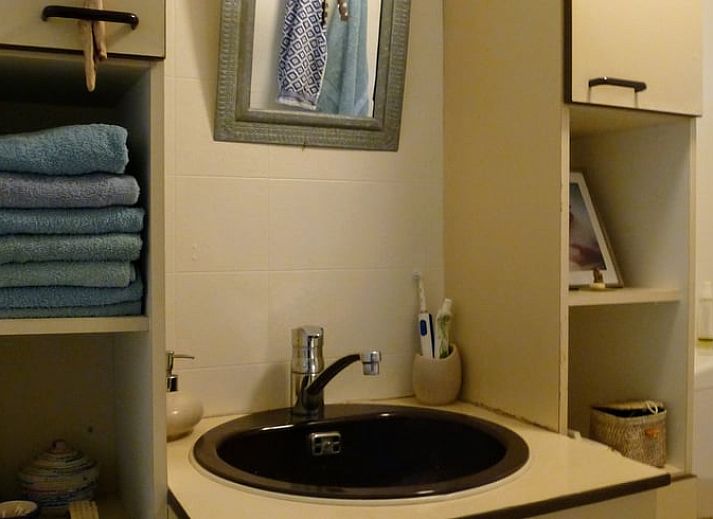 Exterior of Huisje in Doorn, vacation home amid green surroundings in Utrecht.