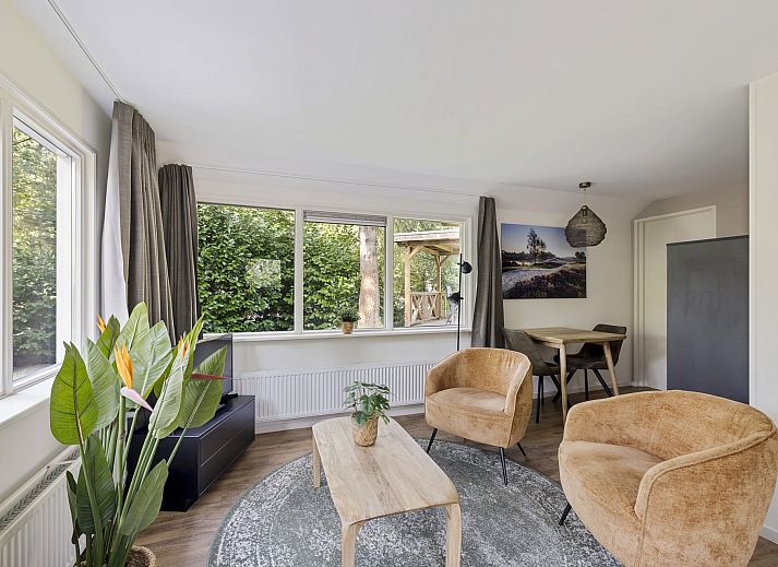 Bungalow Anderstein in Doorn, Utrechtse Heuvelrug mit sonniger Terrasse und Liegestuehlen inmitten der Natur.