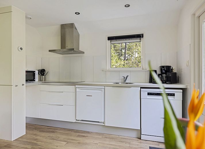 Gemuetliche Veranda im Bungalow Anderstein, Doorn, Utrechtse Heuvelrug, ideal fuer Mahlzeiten im Freien.