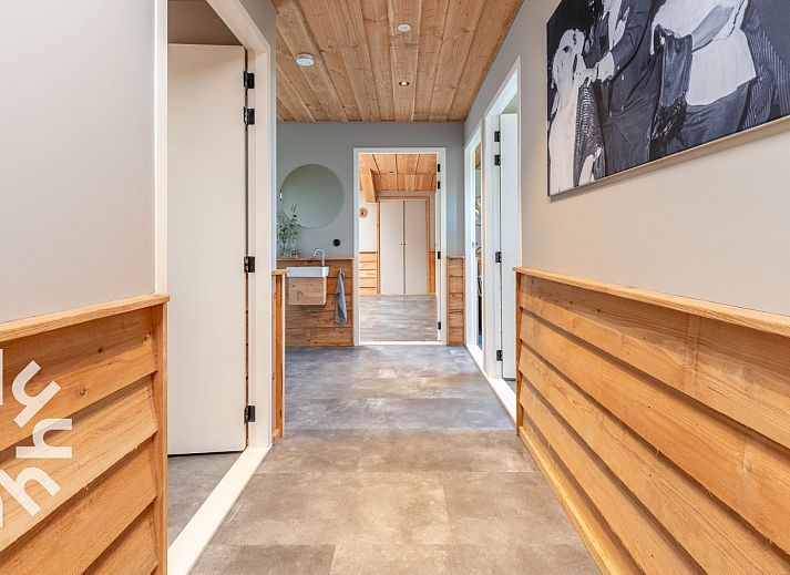 Moderner Korridor zum Schlafzimmer im Ferienhaus UT070, Doorn, Utrechtse Heuvelrug.