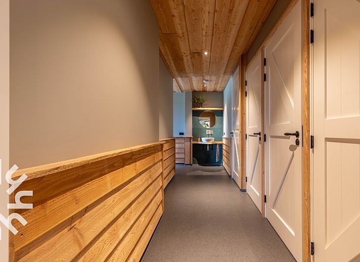 Moderner Korridor zum Schlafzimmer im Ferienhaus UT070, Doorn, Utrechtse Heuvelrug.