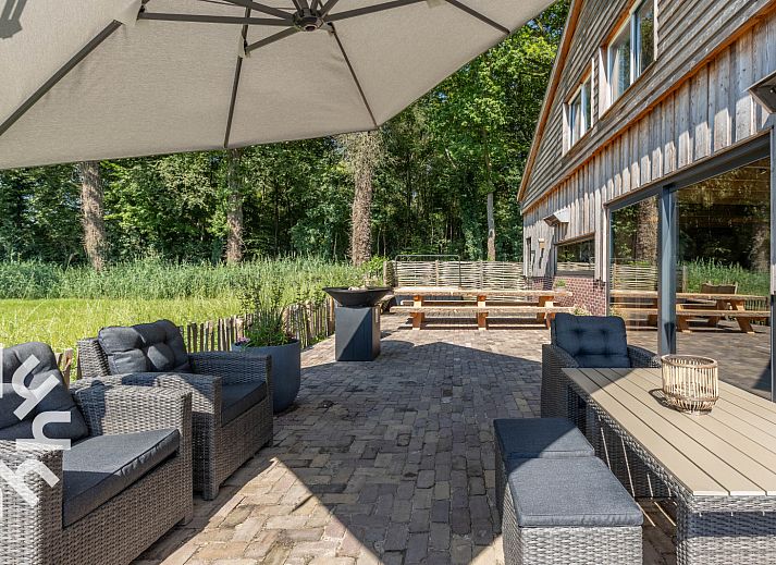 Geraeumiges Esszimmer im Ferienhaus UT070, Doorn, Utrechtse Heuvelrug, mit Holzbalken.