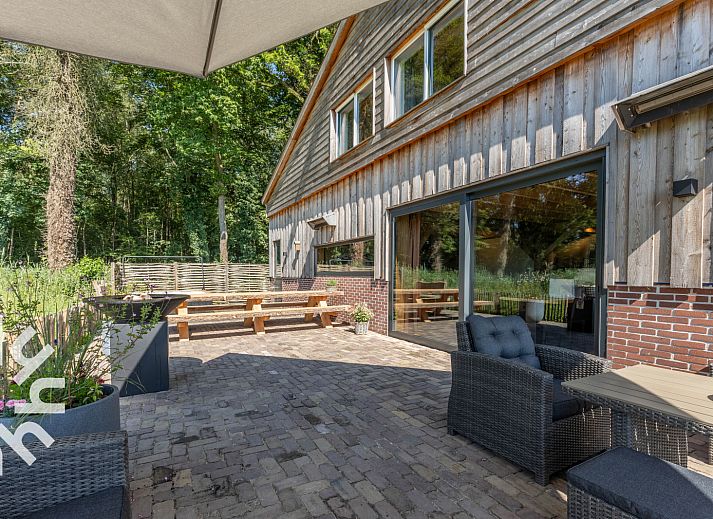 Geraeumiges Esszimmer im Ferienhaus UT070, Doorn, Utrechtse Heuvelrug, mit Holzbalken.