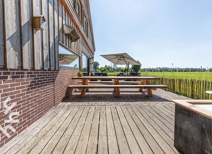 Geraeumiges Esszimmer im Ferienhaus UT070, Doorn, Utrechtse Heuvelrug, mit Holzbalken.