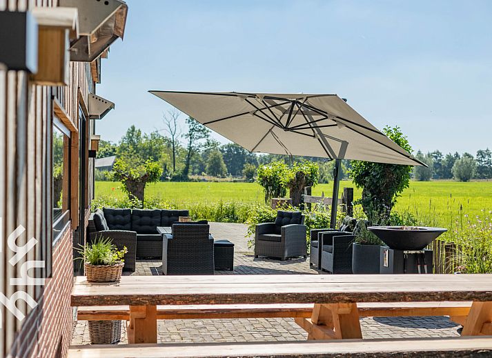 Geraeumiges Esszimmer im Ferienhaus UT070, Doorn, Utrechtse Heuvelrug, mit Holzbalken.