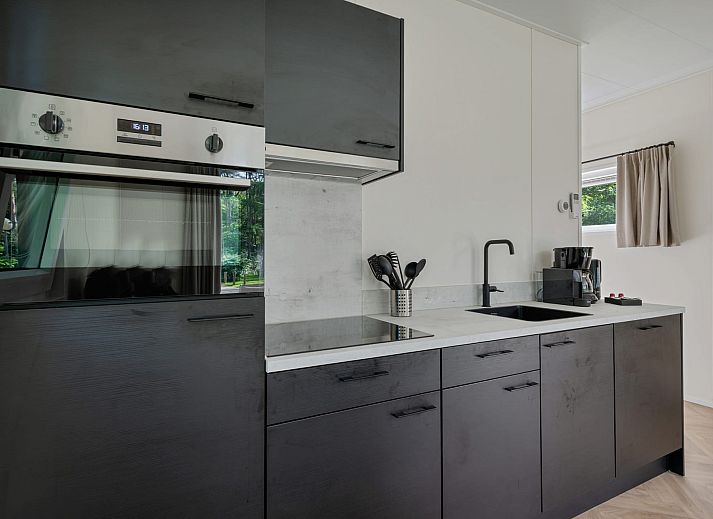 Veranda of Bungalow Noordhout in Doorn, ideal for outdoor dining on the Utrechtse Heuvelrug.