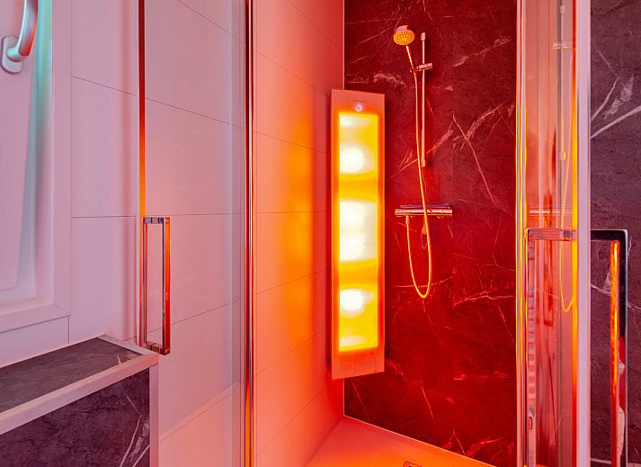 Veranda of Bungalow Noordhout in Doorn, ideal for outdoor dining on the Utrechtse Heuvelrug.