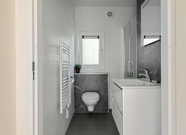 Cozy living room in Bungalow Noordhout, Doorn, overlooking green surroundings Utrechtse Heuvelrug.