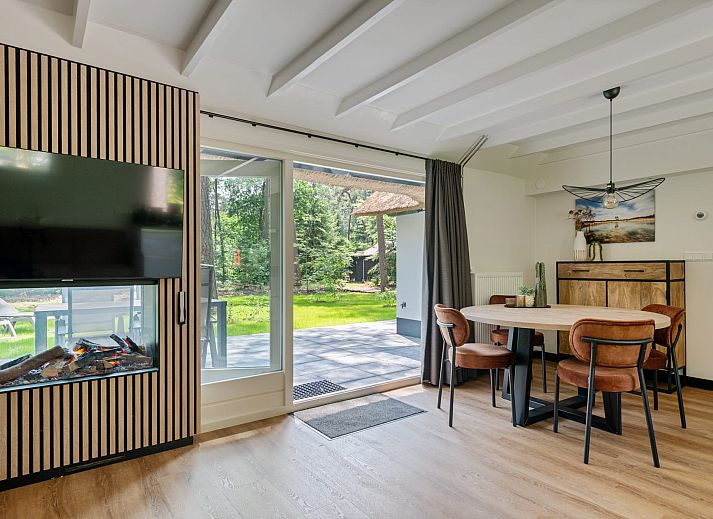 Bungalow Dennenburg in Doorn, Utrechtse Heuvelrug with thatched roof and terrace in green surroundings.