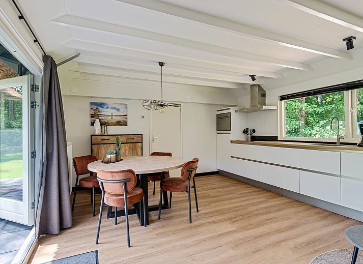 Bungalow Dennenburg in Doorn, Utrechtse Heuvelrug with thatched roof and terrace in green surroundings.