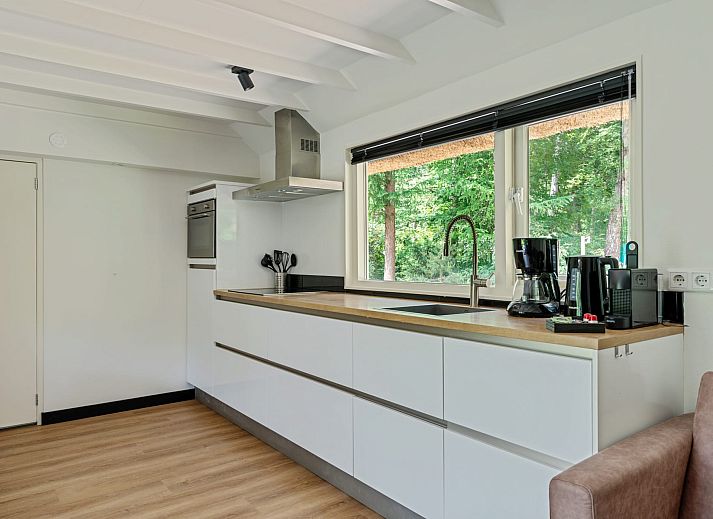 Terrace with dining table at Bungalow Dennenburg, vacation home in Doorn, Utrechtse Heuvelrug.
