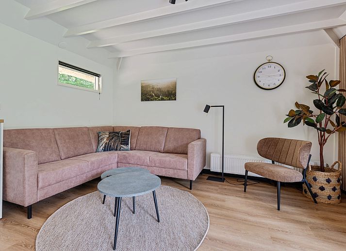 Terrace with dining table at Bungalow Dennenburg, vacation home in Doorn, Utrechtse Heuvelrug.