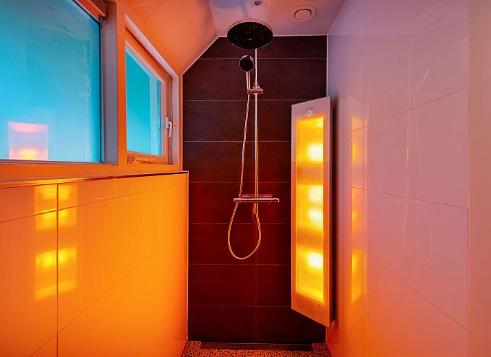 Terrace with dining table at Bungalow Dennenburg, vacation home in Doorn, Utrechtse Heuvelrug.