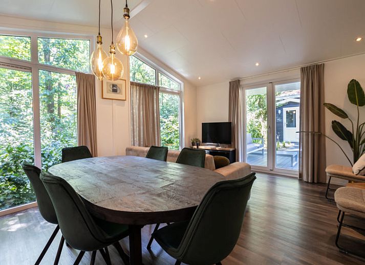 Vakantiehuis De Thijmse Berg in Rhenen, Utrechtse Heuvelrug, biedt een charmant terras omgeven door groen.