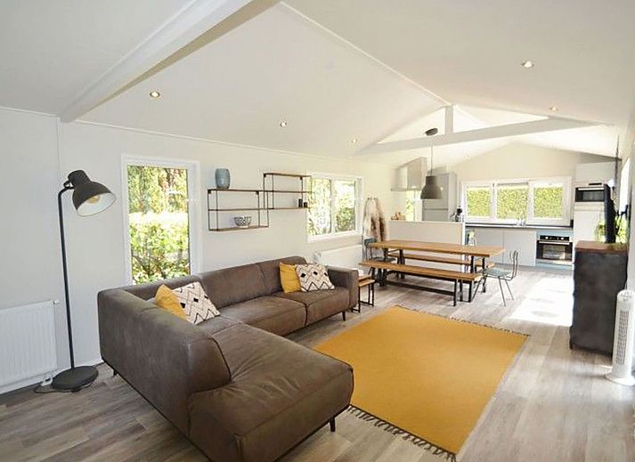 Binnenruimte van Vakantiehuis De Thijmse Berg in Rhenen met een stijlvolle woonkamer en veel natuurlijk licht.